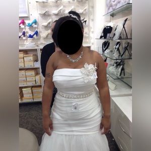 Vera Wang Wedding Dress Size 14, with accessories shown in photo